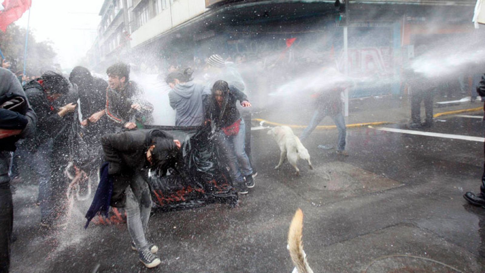 Dieciseis heridos y 25 detenidos tras los enfrentamientos en un homenaje a Pinochet