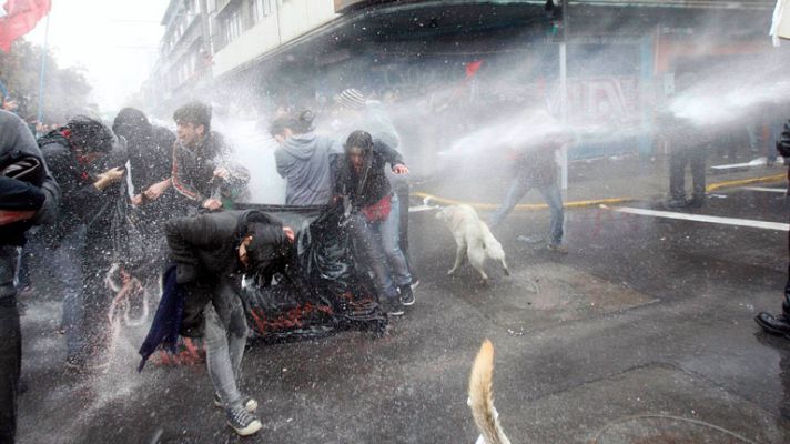 Telediario 1 - Dieciseis heridos y 25 detenidos tras los enfrentamientos en un homenaje a Pinochet