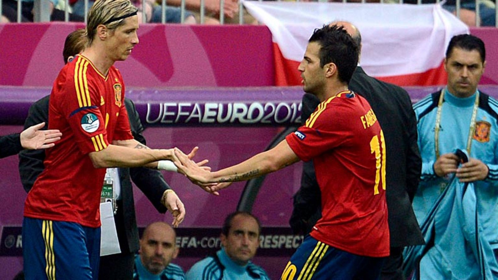 Del Bosque nos sorprendió a todos en el estreno ante Italia. Ni un solo delantero centro en la alineación titular. Prefirió jugar con Cescs de falso extremo como lo hace en el Barça y después, ya conseguido el empate apostó por Torres.