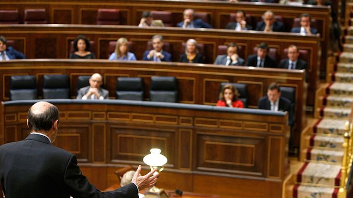 La 2 Noticias - Ketty Garat nos desvela en un libro qué hay 'Bajo las alfombras del Congreso'