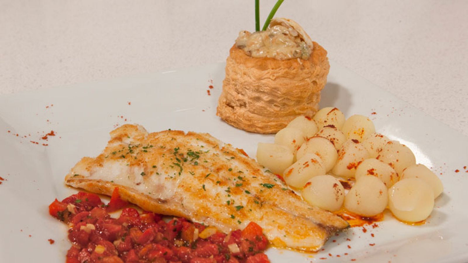 Lubina a la espalda con volovanes de setas y gambas