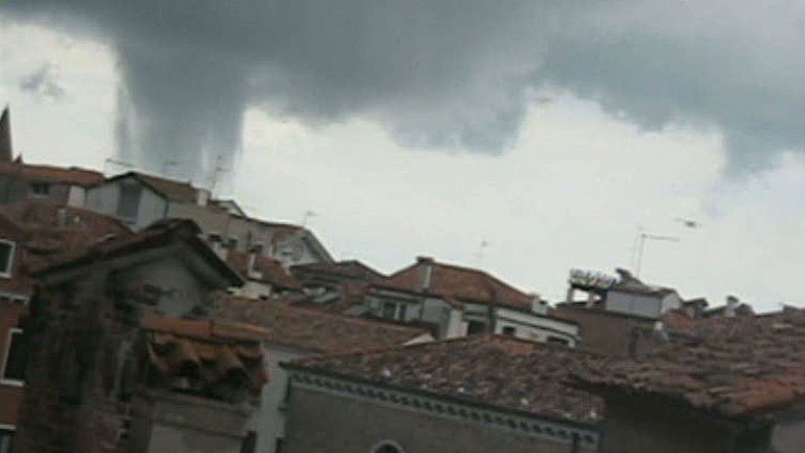 Un tornado en Venecia causa un herido y numerosos daños materiales - Informativo 24h | Ver