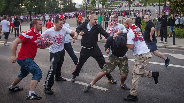 Telediario 1 - Aficionados rusos y polacos se enfrentan antes del partido de sus selecciones en Varsovia