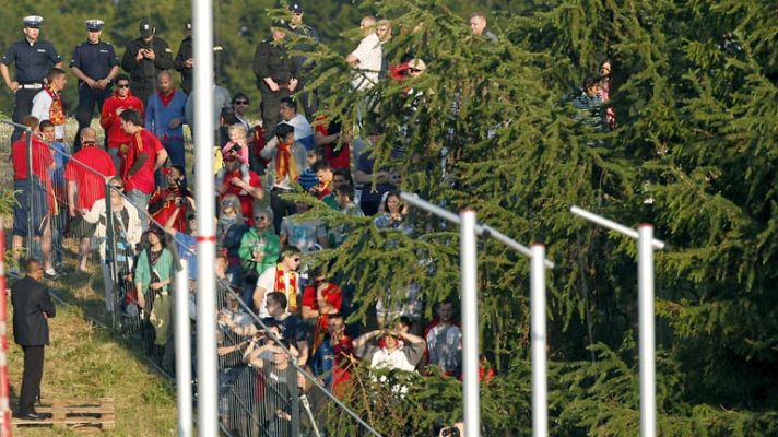 Telediario 1 - La afición de la 'Roja' defraudada por no poder observar su entrenamiento