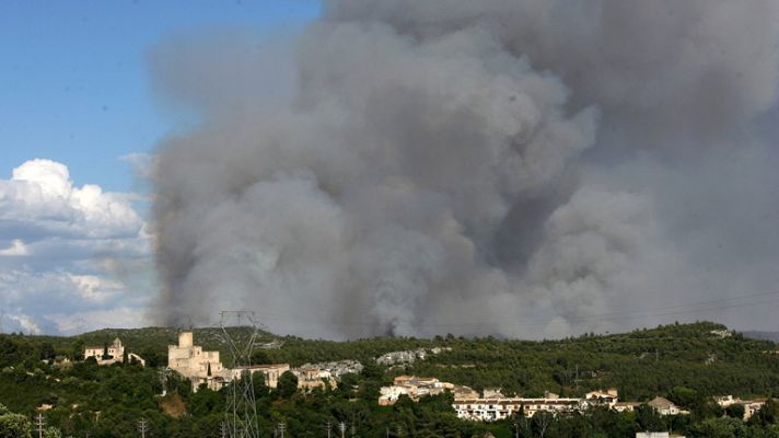 Telediario 1 - Unos 370 evacuados por dos incendios en Barcelona y Valencia
