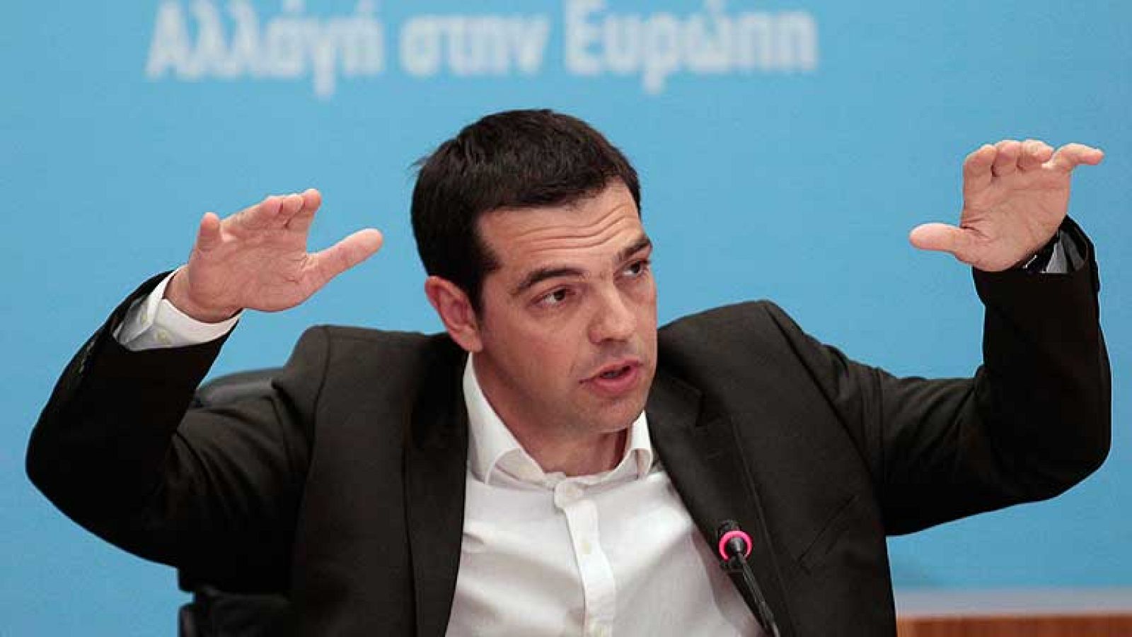 El líder de la formación izquierdista Syriza, Alexis Tsipras, ha prometido este martes que, si gana las elecciones del domingo, trabajará por asegurar la permanencia de Grecia en la Eurozona, negando así los rumores de que el país abandonará el euro