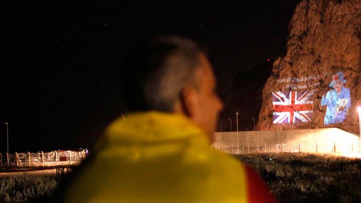 Informativo 24h - Gibraltar proyecta sobre el peñón imágenes gigantescas de Isabel II