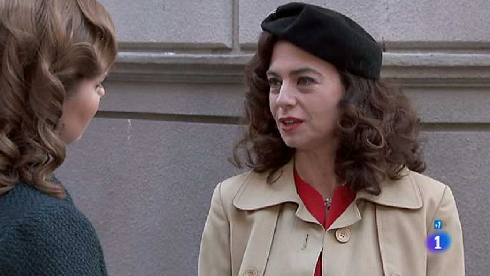 Amar en tiempos revueltos - T7 - Capítulo 196 - Rocío, pese a que no es el hombre que ella hubiera elegido, se compromete con Armenteros a empujar a Cecilia a casarse con Olavide - Ver ahora