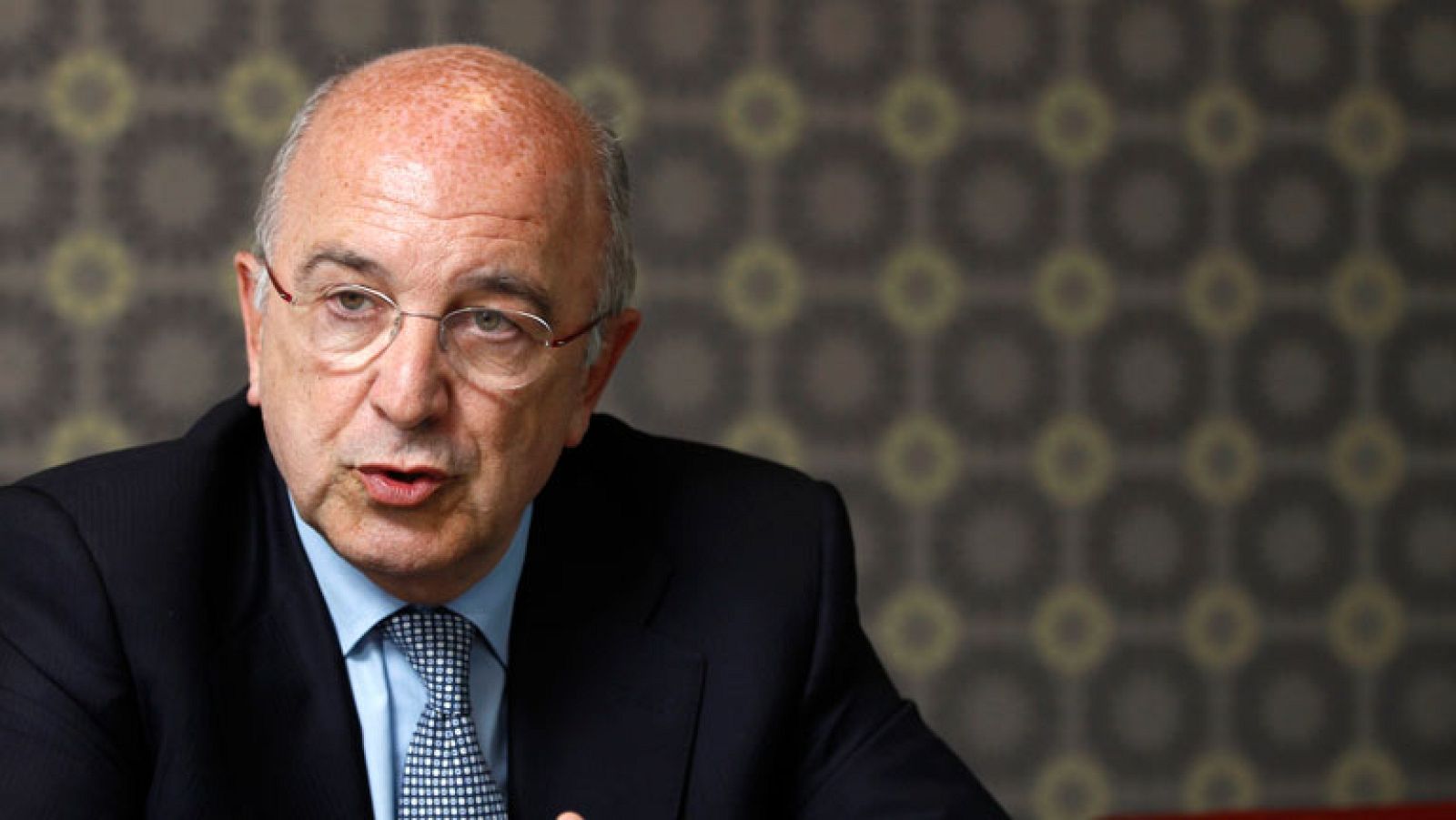 Joaquín Almunia plantea la necesidad de cerrar los bancos que no sean viables