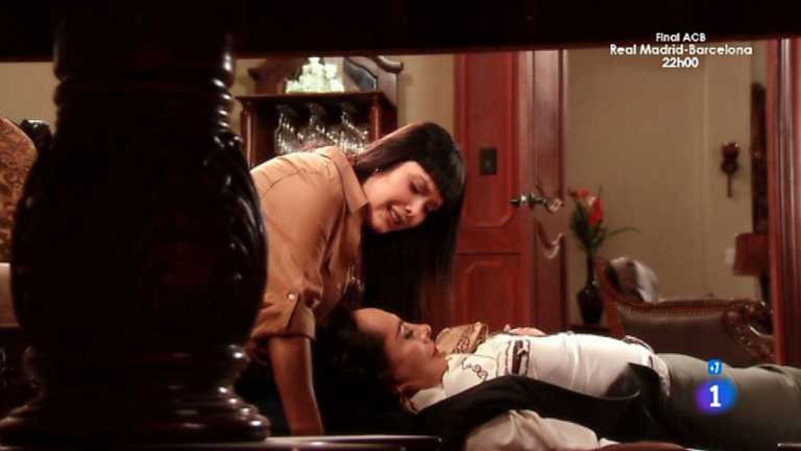 Corazón apasionado - Capítulo 27 - Fedora le cuenta a su abuela que Virginia se fue de casa con Ricardo. Mientras, en casa de Ignacio las sospechas sobre el culpable del atentado recaen en Úrsula - Ver ahora