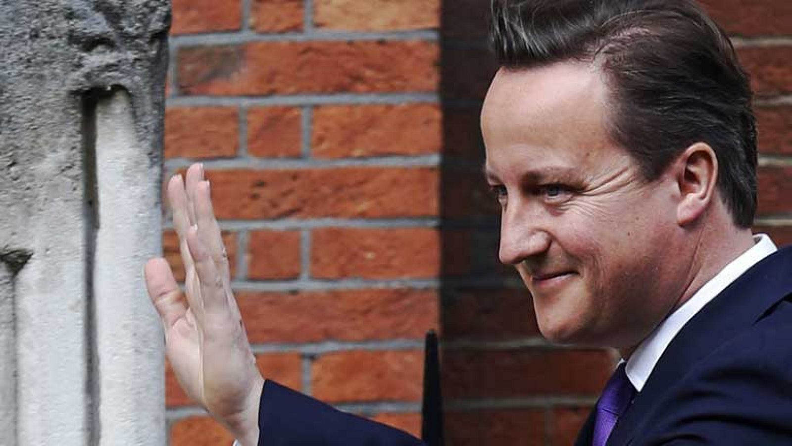 Cameron explica su relación con Murdoch y Rebekah Brooks