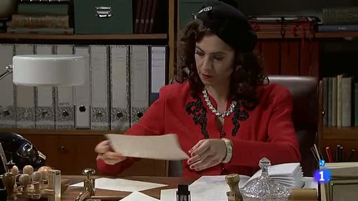 Amar en tiempos revueltos - Emilio, otro caradura en 'Sucesos'