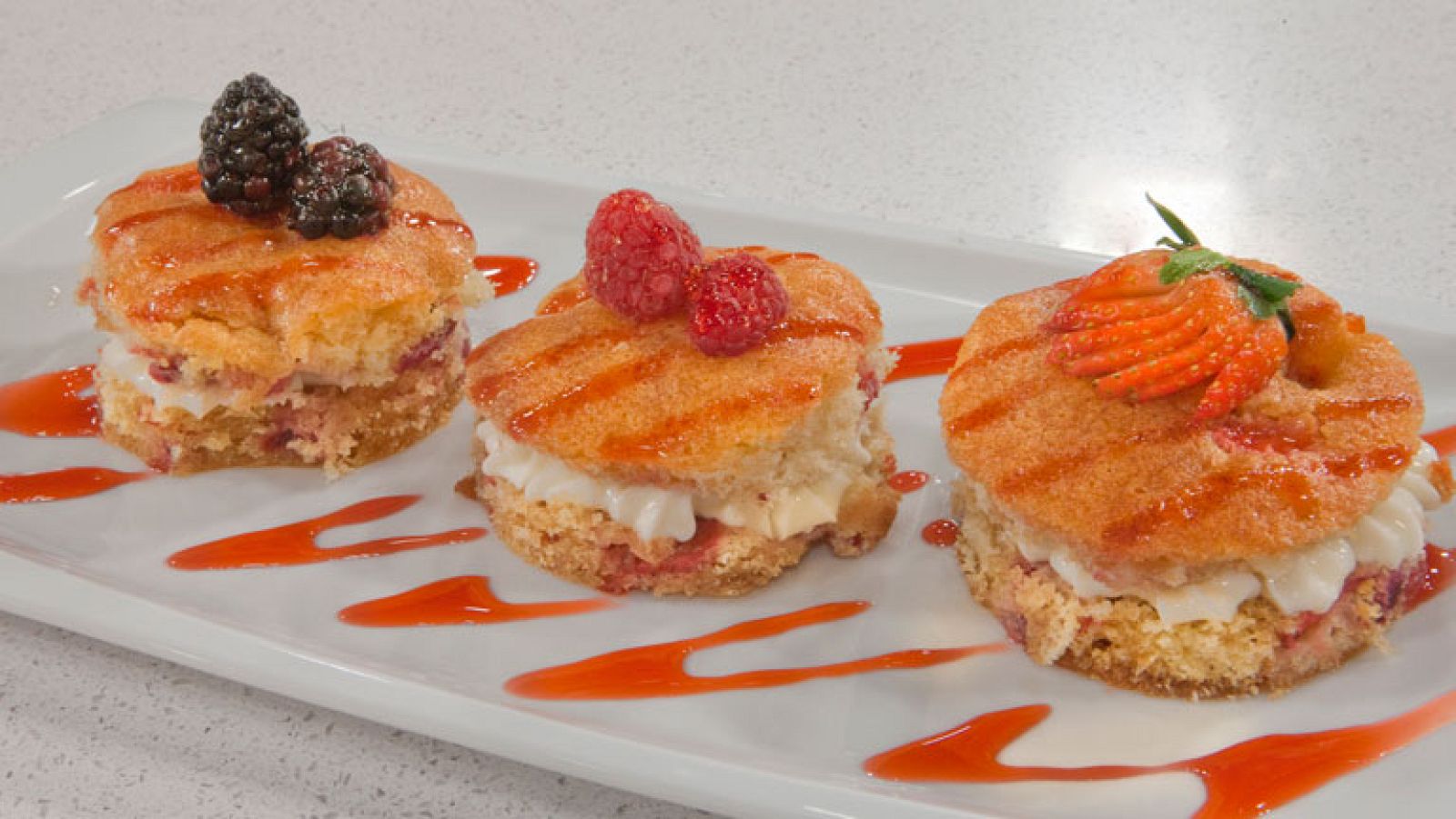 Pastelillos al pacharán y mermelada de cerezas