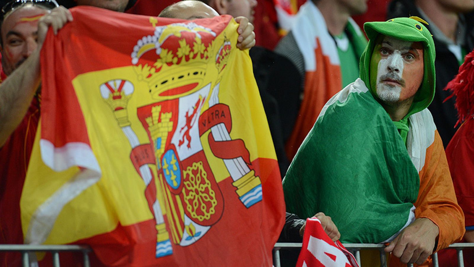 La selección española, campeona de Europa y el mundo, dio un paso al frente en la segunda jornada de la Eurocopa 2012, al golear a una débil Irlanda (4-0), recuperando su brillantez y pegada. Aún así, la afición irlandesa, mayoría en Gdansk, se herma