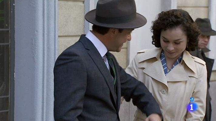 Amar en tiempos revueltos - Héctor,sufre al ver a Asun con otro