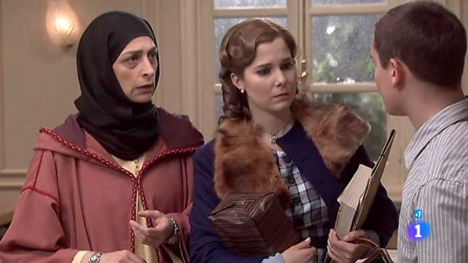 Amar en tiempos revueltos - T7 - Capítulo 198 - Cecilia prepara su salida de Madrid para realizar las prácticas de enfermera y tiene una conversación con Asunción - Ver ahora