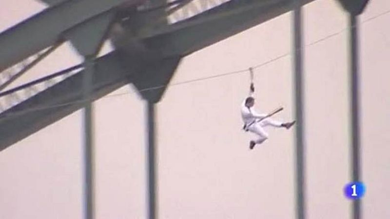 La antorcha olímpica viaja en tirolina | Ver