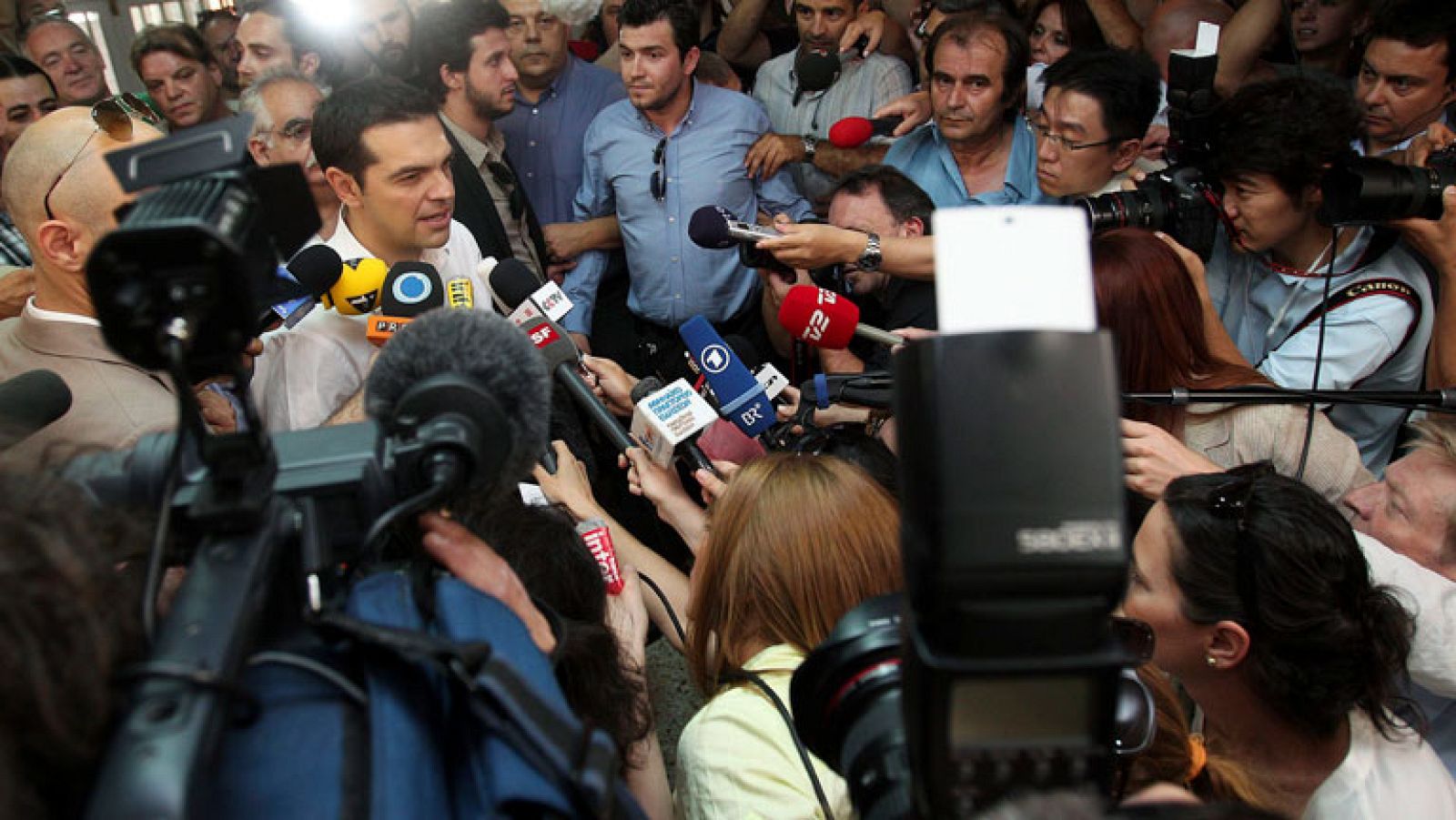 Los griegos, ante la votación clave | Ver