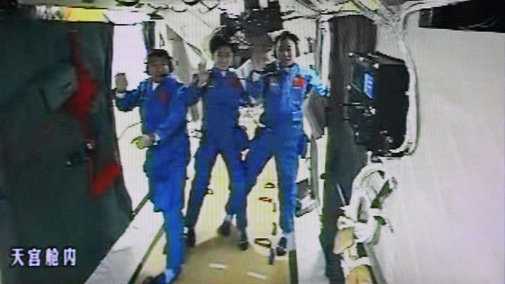 Telediario 1 - La Shenzhou IX se acopla con éxito