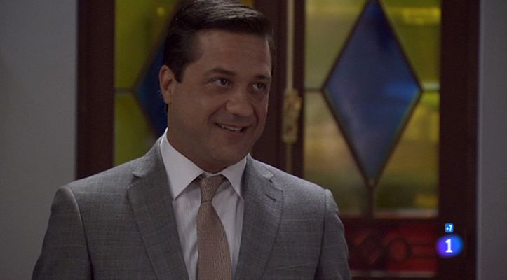 Amar en tiempos revueltos - Emilio, redactor jefe de 'Sucesos'