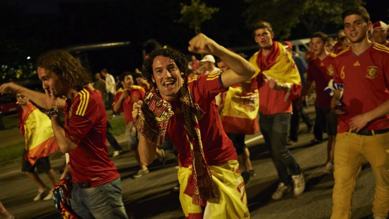 La afición española desplazada a Gdansk para animar a la Roja frente a Croacia celebró el pase a cuartos, pero mostró sus críticas a determinados aspectos que no gustaron del juego del equipo.
