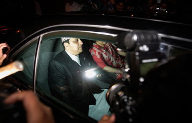  - El rey de Nepal deja el palacio