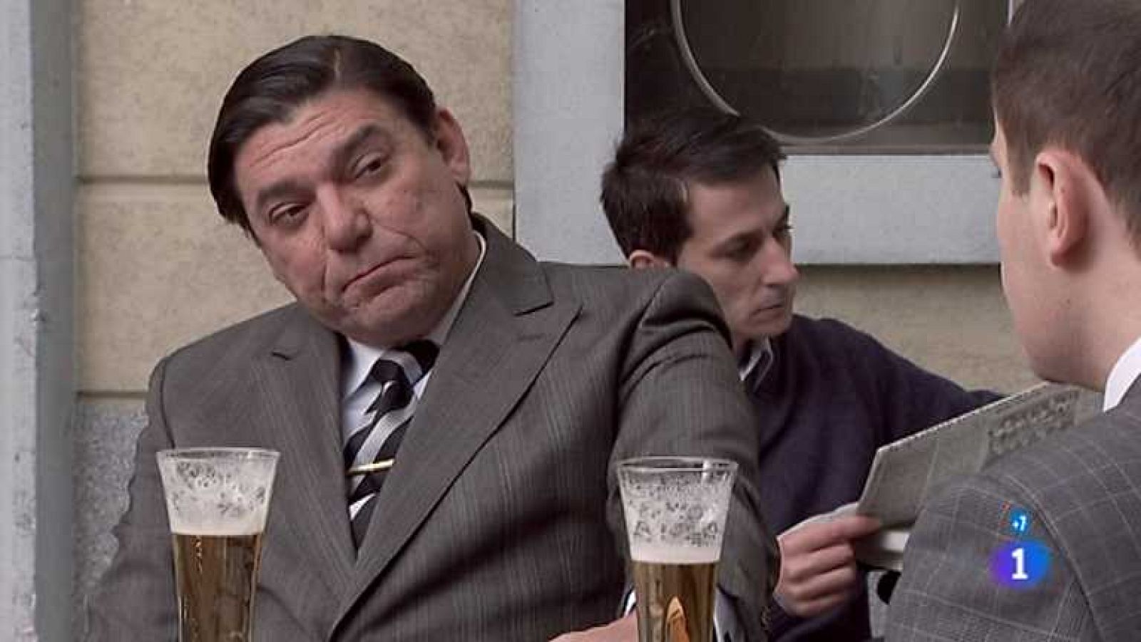 Amar en tiempos revueltos - T7 - Capítulo 200 - Rocío cuida de Armenteros que achaca su malestar estomacal a la tensión que está viviendo en los últimos tiempos - ver ahora