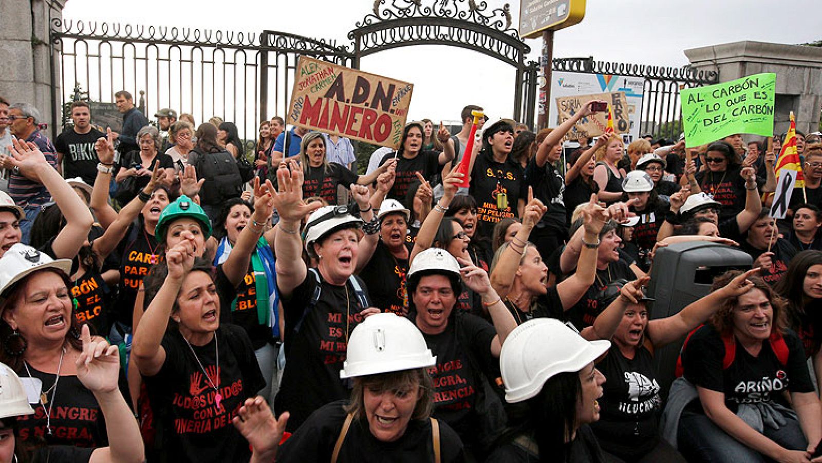 Mujeres de mineros protestan a las puertas del Senado - La tarde en 24h | Ver