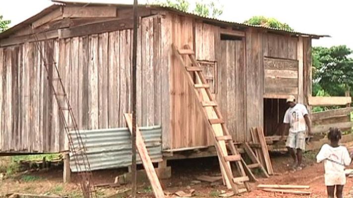 Telediario 1 - Cada mes, 1.200 colombianos buscan refugio en Ecuador