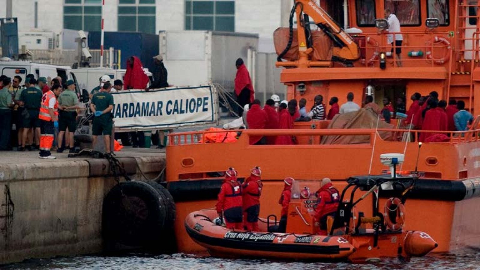 Cuatro inmigrantes hospitalizados tras llegar en una patera con otros 36 a Almería