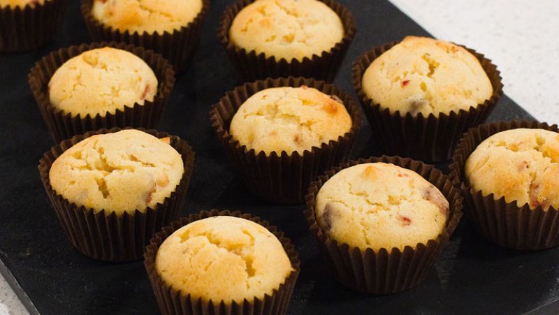 Magdalenas saladas de jamón y pasas