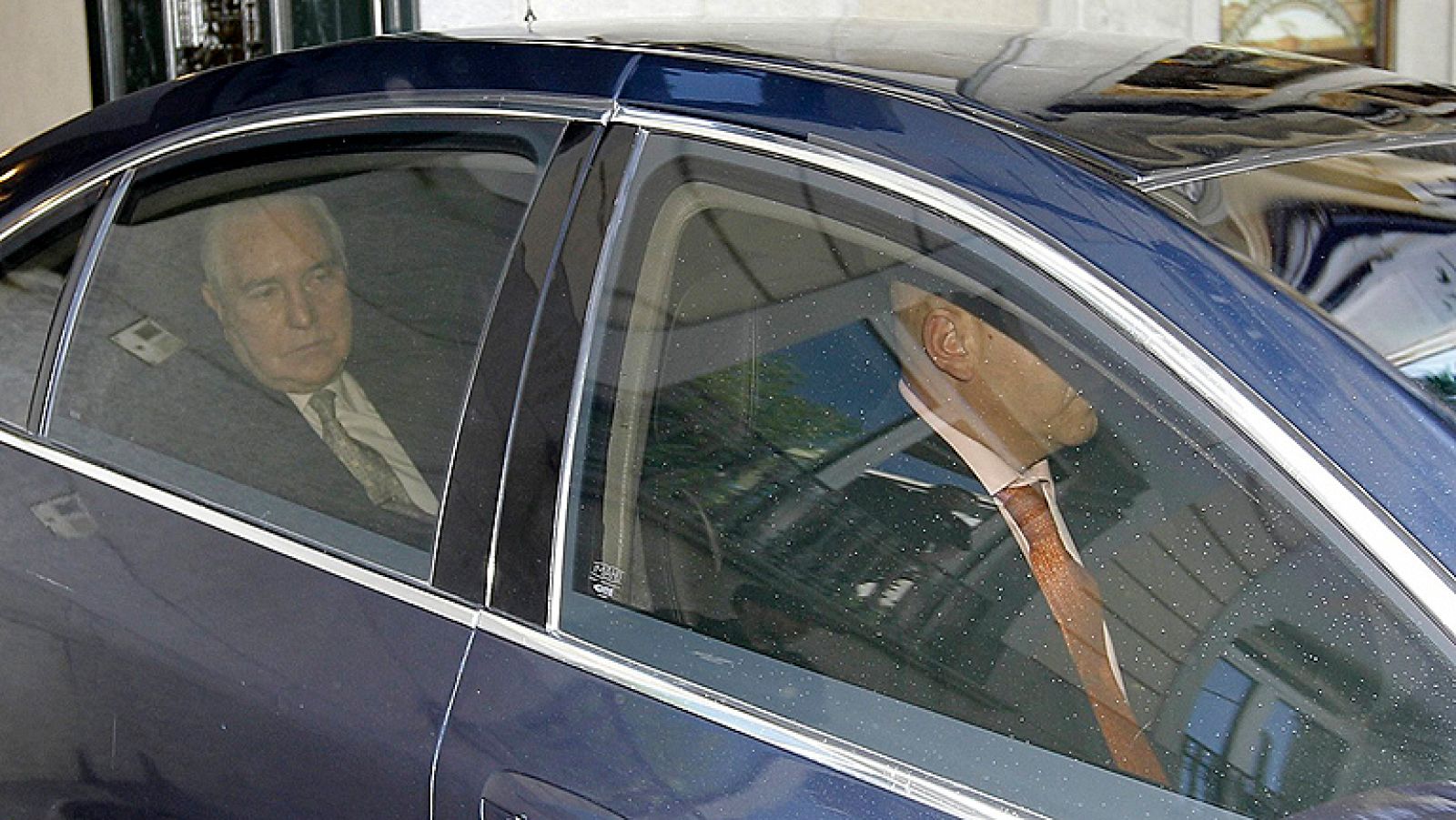 Dívar dimite por su "convencimiento" de que es "lo mejor para la carrera judicial y la sociedad"