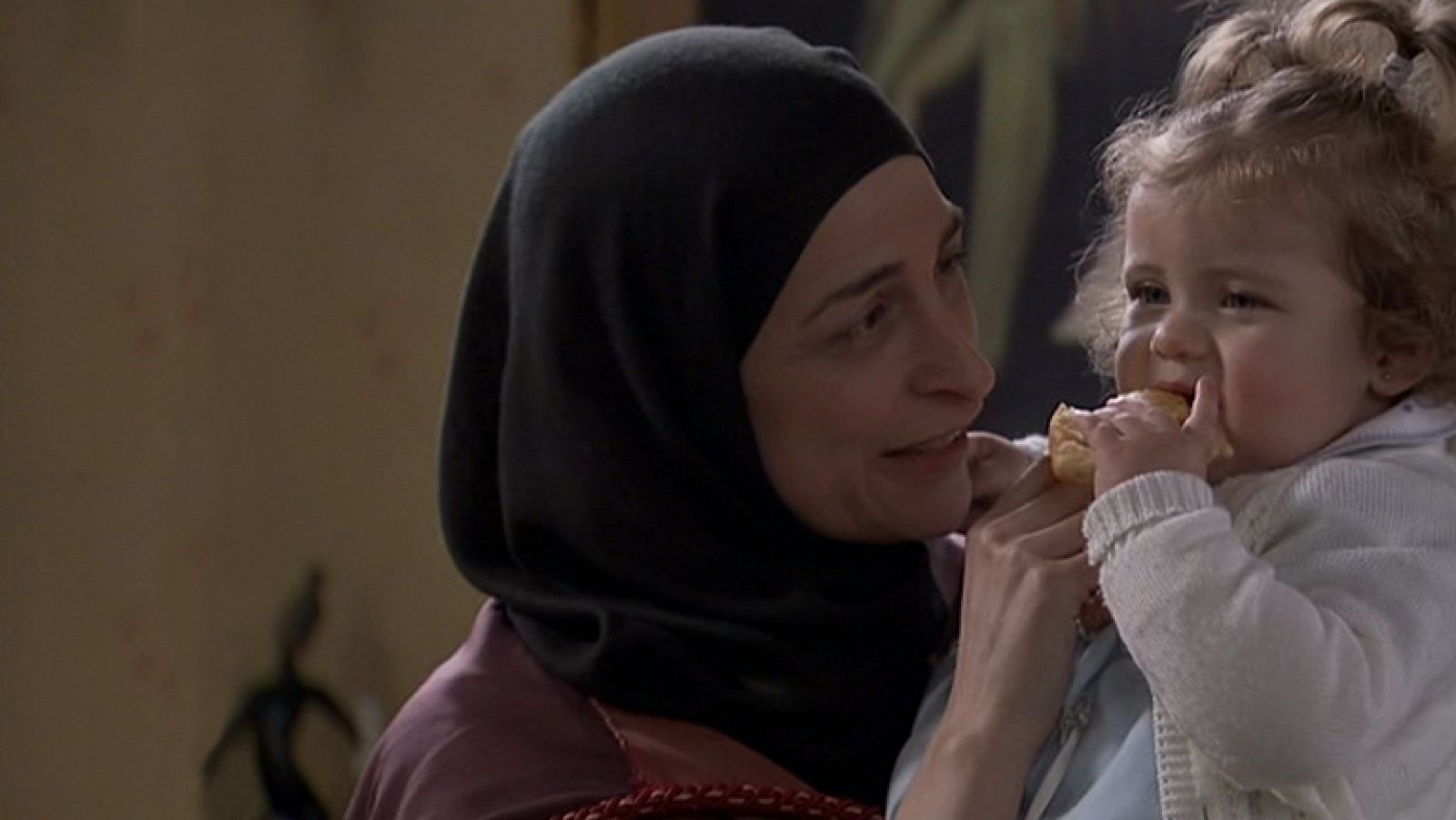 Amar - La madre de Marisol es Candelaria, amiga de Amina