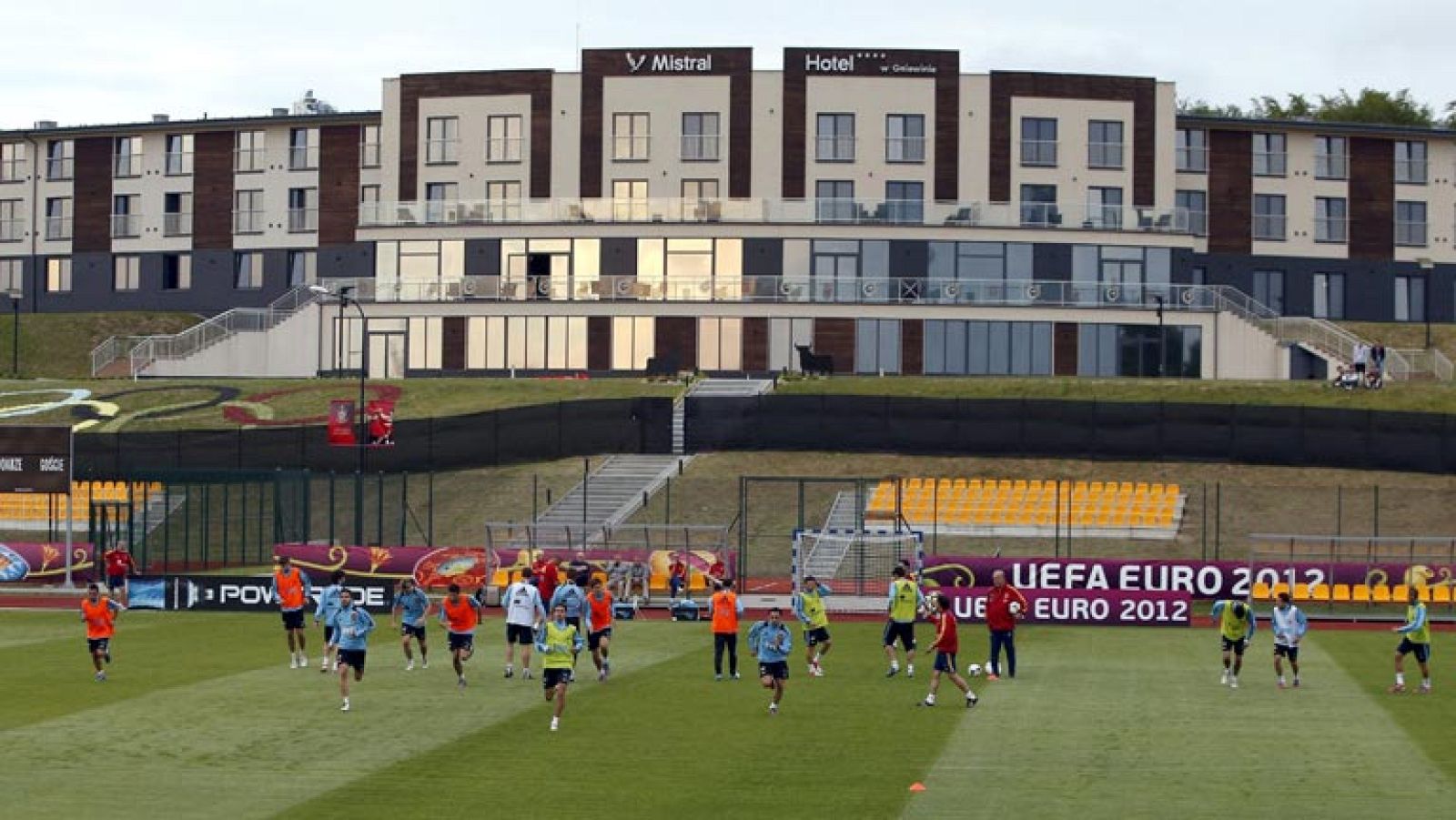 Los 23 hombres de Vicente del Bosque dejan la concentración de Gniewino para viajar a Donetsk, en Ucrania, donde se juega el partido de cuartos de final contra Francia.