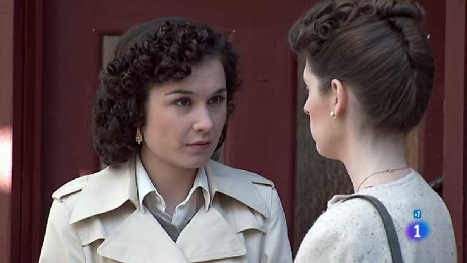 Amar en tiempos revueltos - T7 - Capítulo 203 - Encargado de mantener la puerta de casa infranqueable, Alberto se ve obligado a impedir casi por la fuerza que Cecilia salga - ver ahora