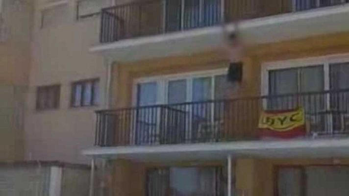 Telediario 1 - Joven muere practicando 'balconing'