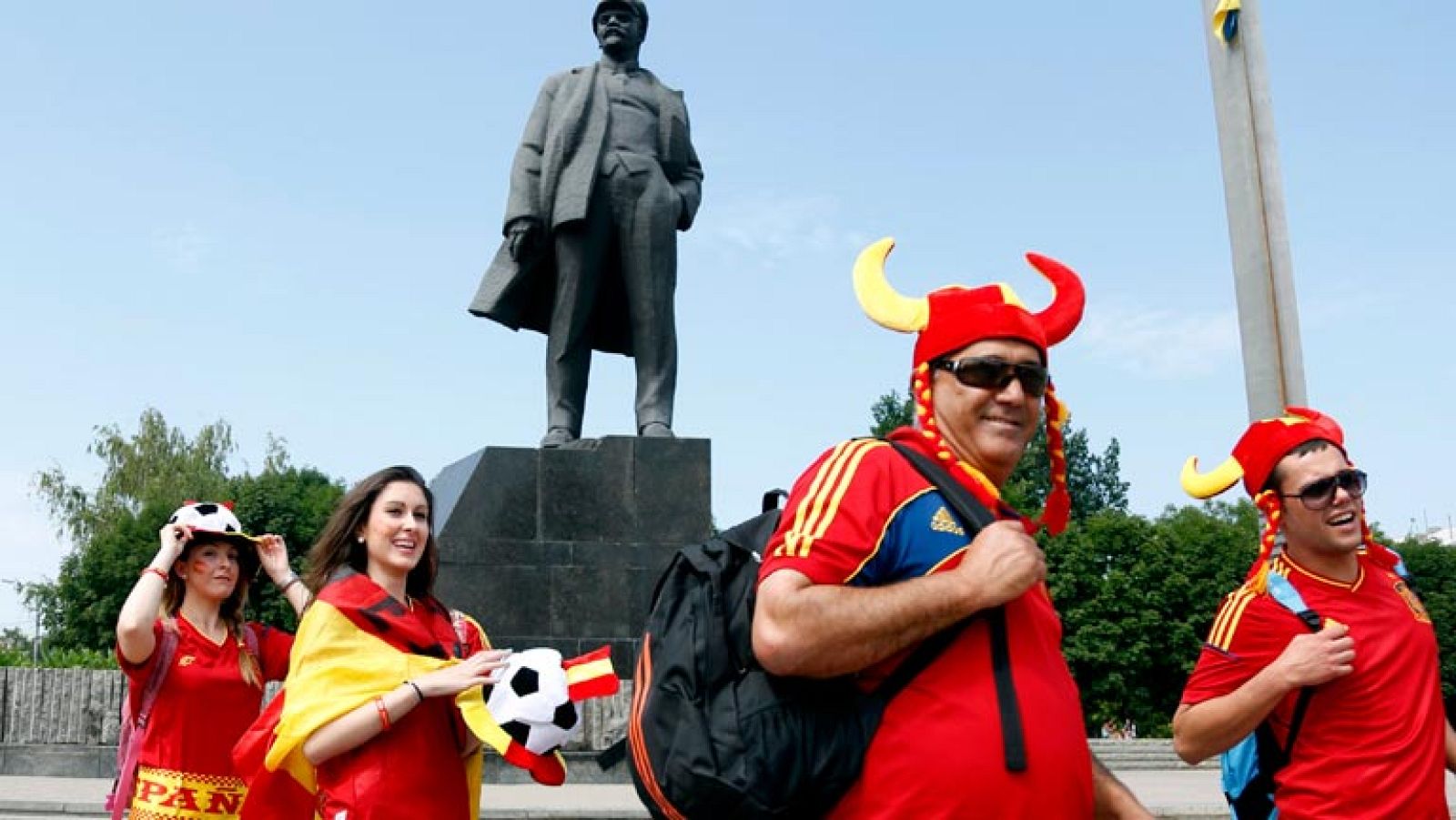 Los aficionados de las selecciones de España y Francia, que disputan el partido de cuartos de la Eurocopa, animan desde horas antes del partido en las calles de Donetsk, donde se juega el encuentro, como en sus respectivos países.