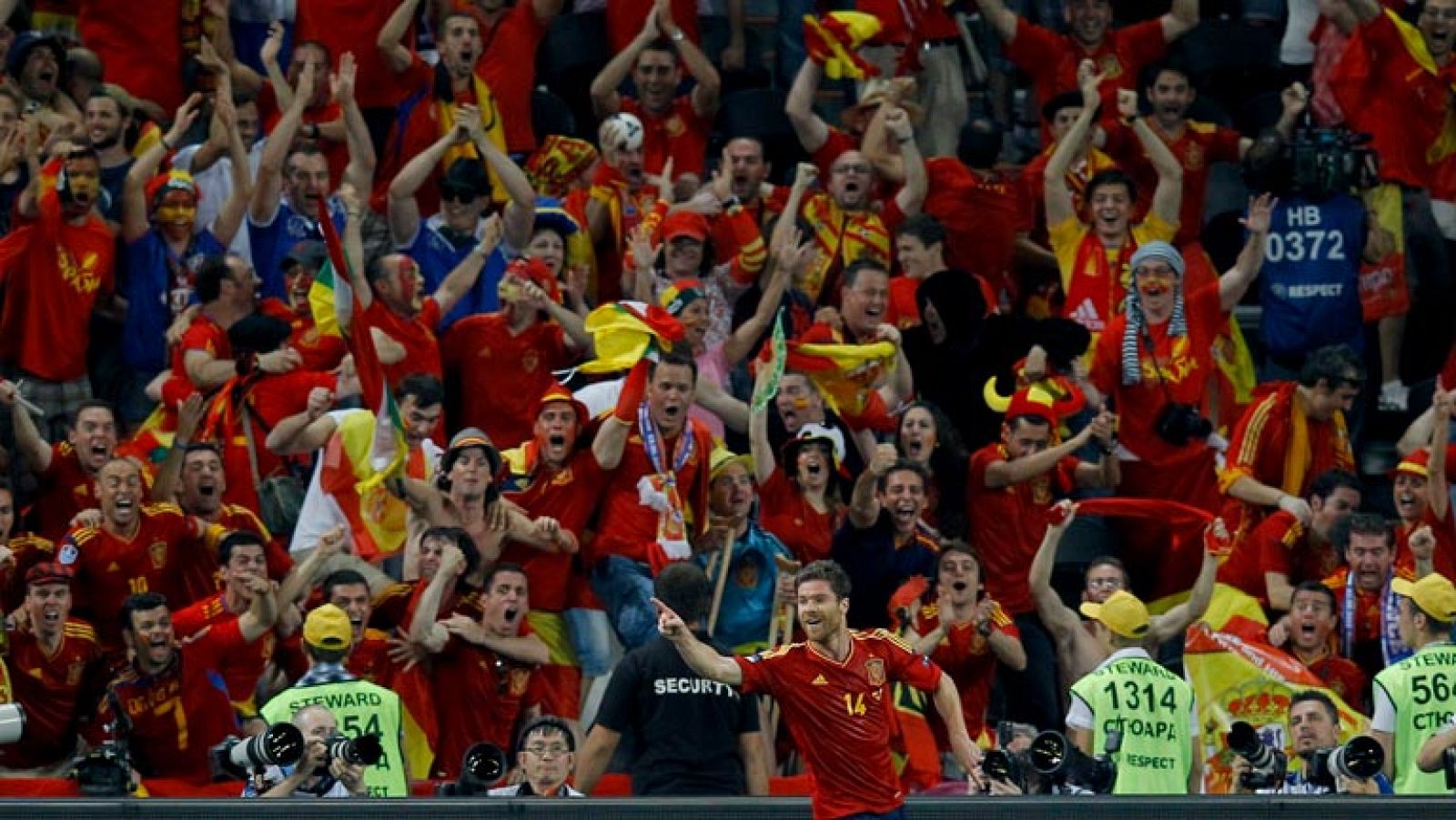 La representación española en Donetsk celebró a lo grande el triunfo, con cánticos en los que se acordaron de los guiñoles franceses y de Cristiano Ronaldo. En España, cientos de miles de aficionados se echaron a las calles.