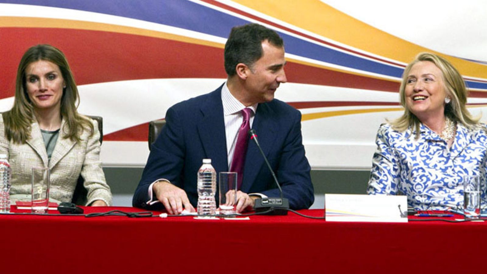 Hillary Clinton, asegura que Estados Unidos quiere reforzar sus lazos comerciales con España | Ver