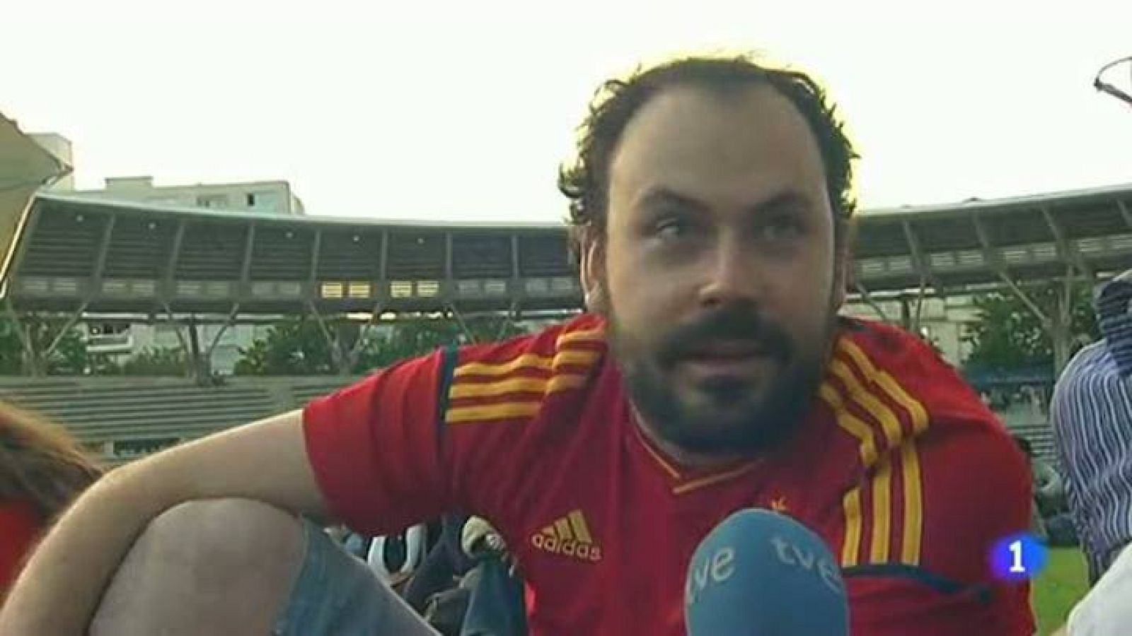 Unos españoles celebran la victoria sobre Francia, en París | Ver