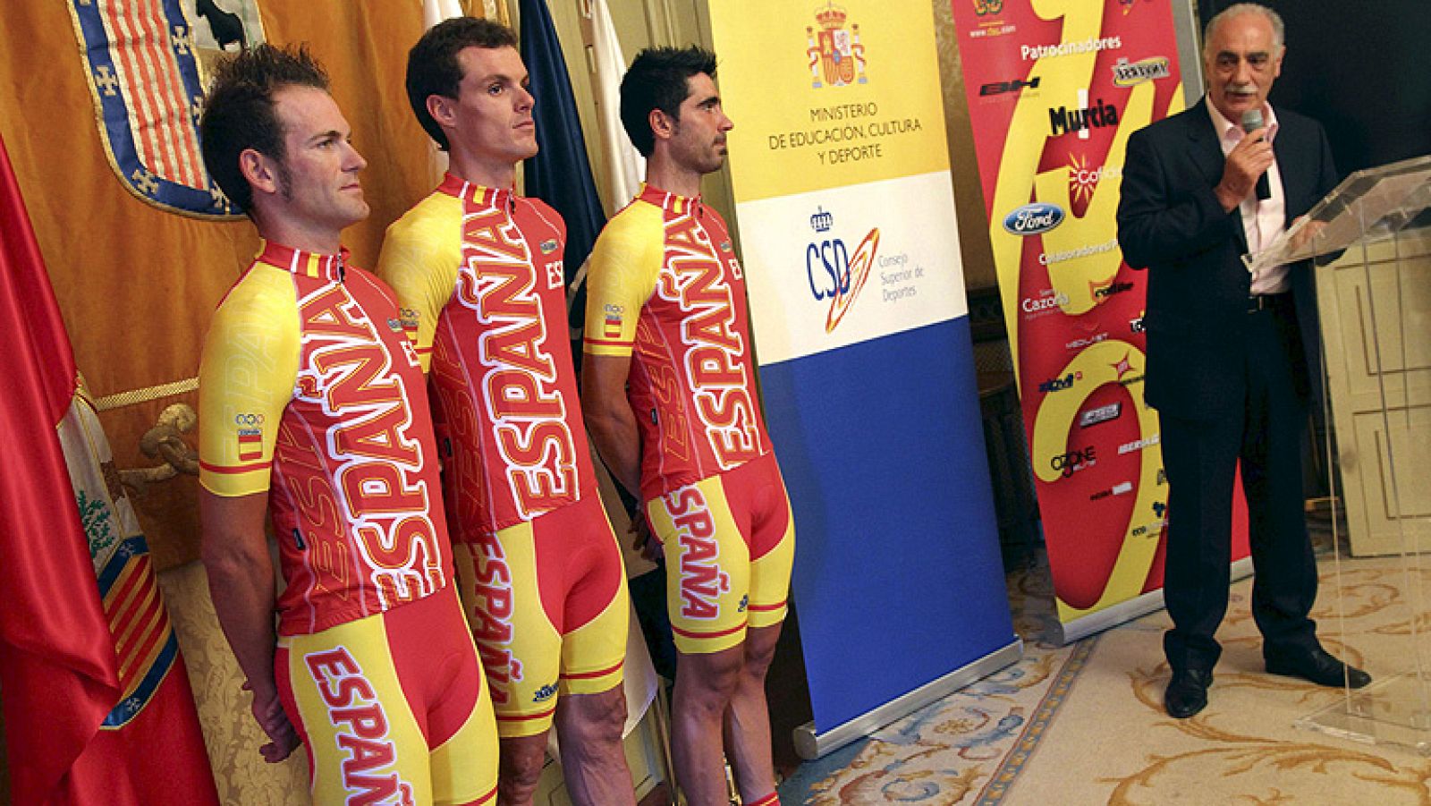 El equipo español de ciclismo ha presentado su maillot para los Juegos Olímpicos de Londres. José Joaquín Rojas, Luis León Sánchez y Fran Ventoso han sido los modelos.