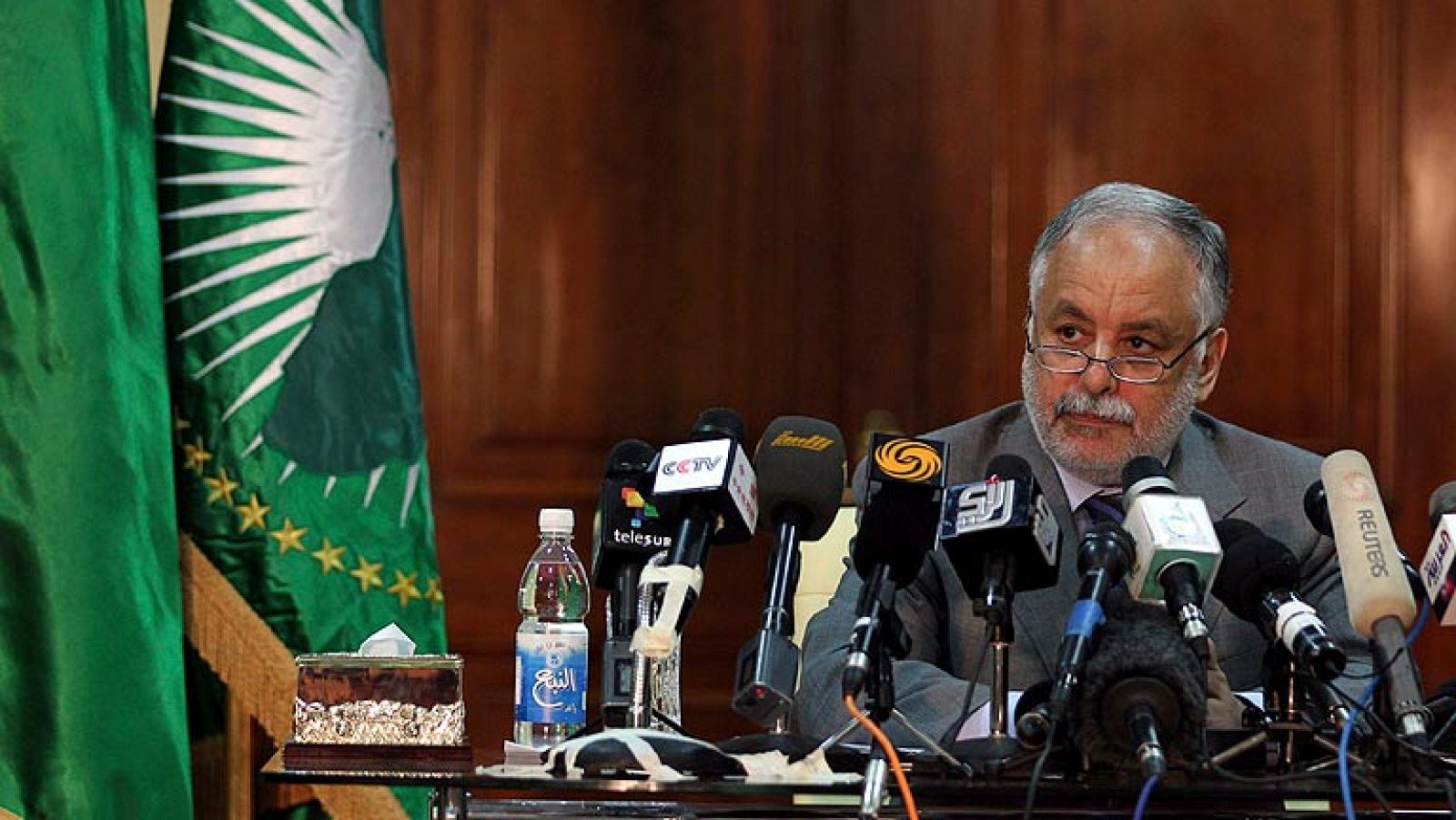 Libia encarcela al ex primer ministro de Gadafi tras ser extraditado desde Túnez | Ver