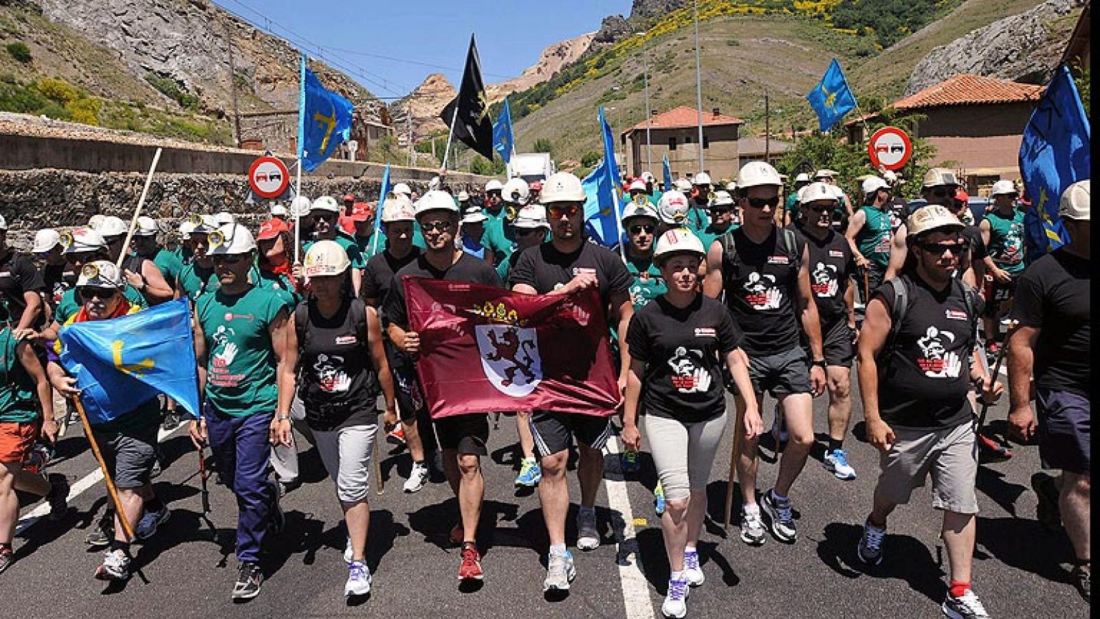 Ciñera (León) se vuelca para recibir a los mineros asturianos de la 'marcha negra' | Ver