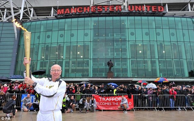 Telediario 1 - 'Sir' Bobby Charlton porta la llama olímpica en Manchester