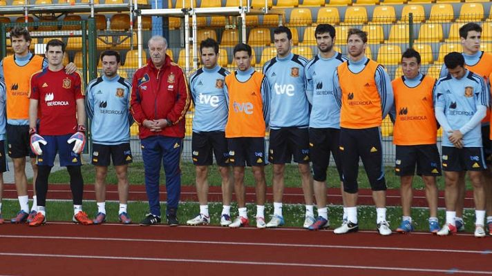 Telediario 1 - La selección guarda un minuto de silencio por Miki Roqué