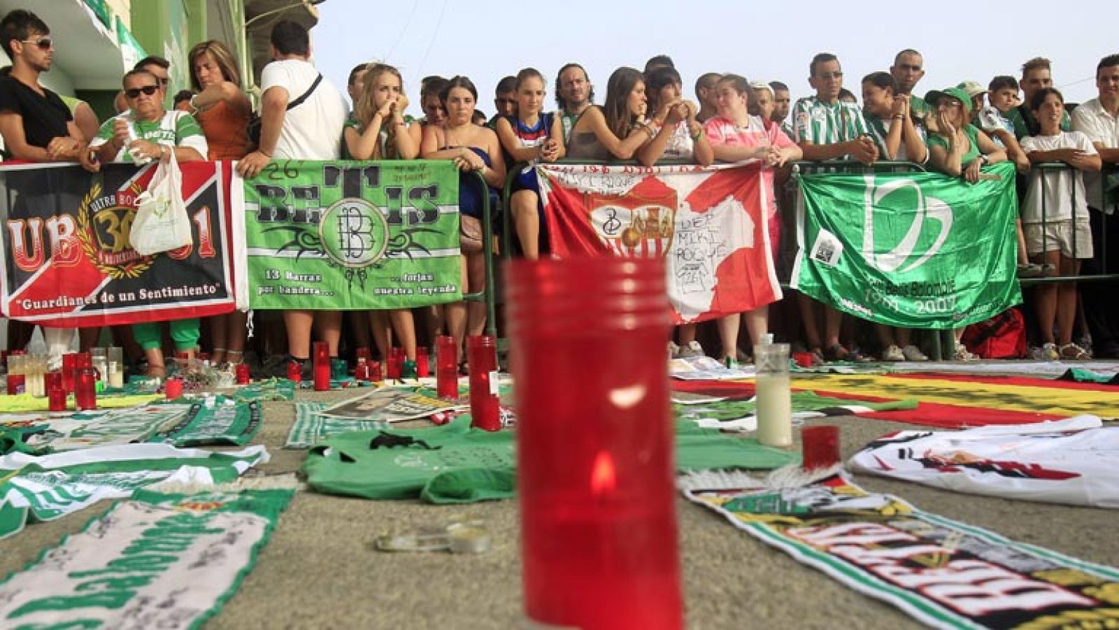 Los aficionados sevillanos homenajean a Miki Roqué | Ver
