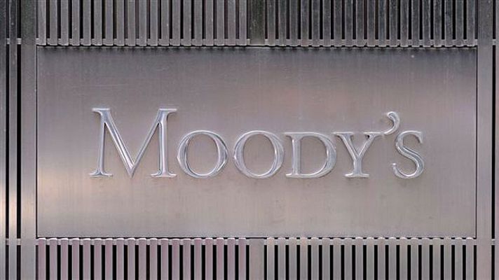 Telediario 1 - Moody's rebaja entre uno y cuatro escalones la calificación de la deuda de 28 bancos españoles