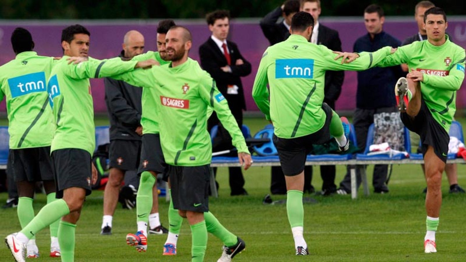 "10 millones de corazones laten con vosotros" reza en el autobús de la selección portuguesa, que se conjura para ganar a España en la semifinal de la Eurocopa.