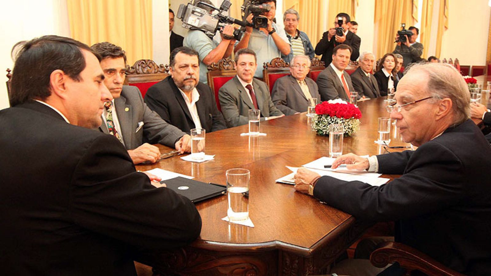 El presidente de Paraguay dice que su prioridad es evitar una "guerra civil" y luego el exterior | Ver