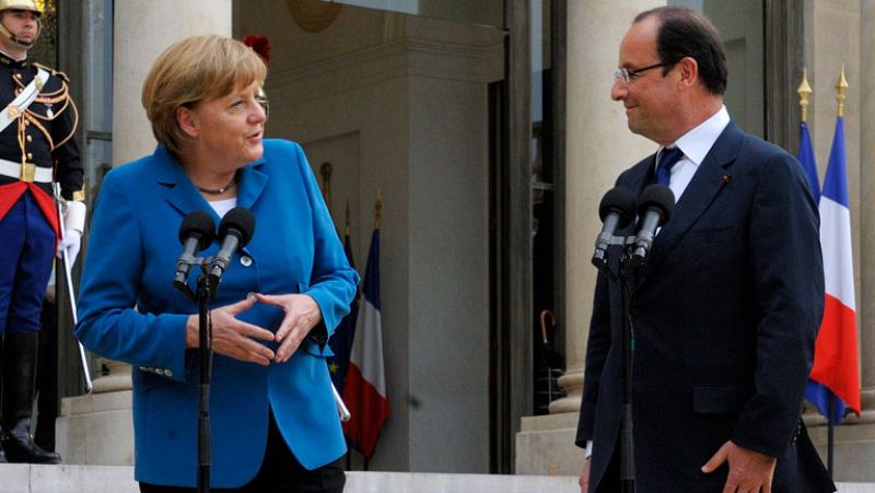 Merkel y Hollande coinciden en la necesidad de profundizar en la unión económica de la zona euro